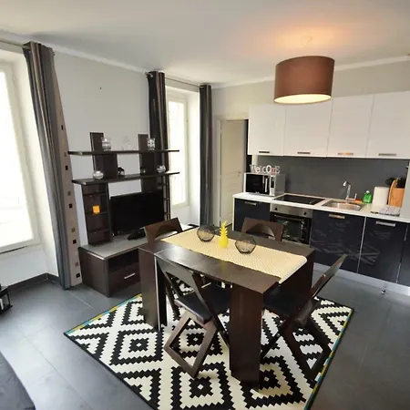 2 Pieces Dans La Plus Belle Rue De Nice, Au Calme ニース
