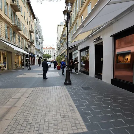 2 Pieces Dans La Plus Belle Rue De Nice, Au Calme